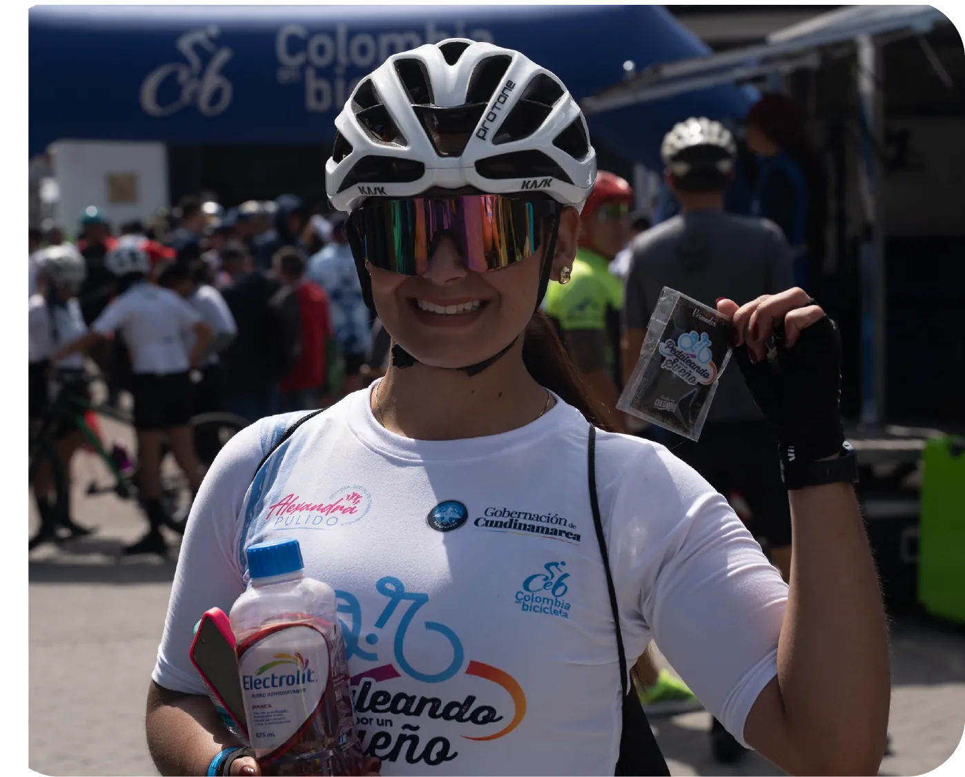 Ciclista sonriente con hidratación después de cruzar la meta