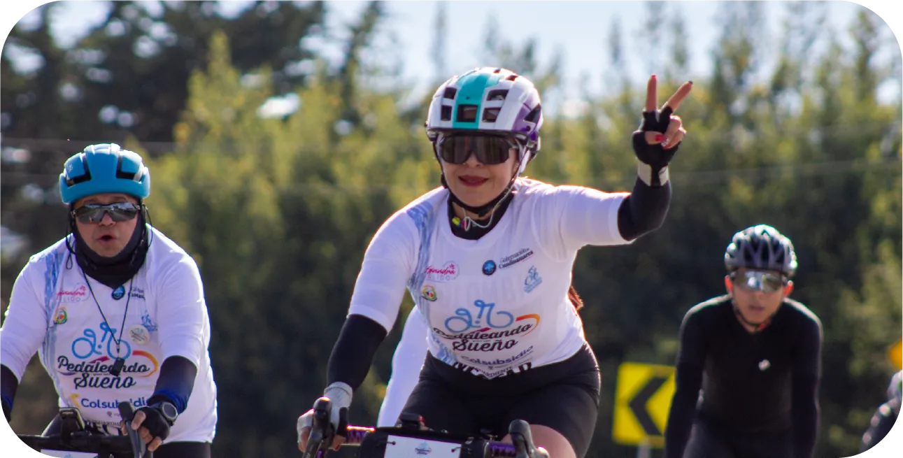 Ciclistas de Pedaleando por un Sueño saludando durante el recorrido